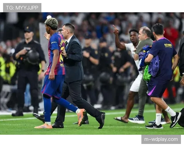 西班牙国家德比爆发冲突，巴萨中场加维因防守动作过大被直红罚下